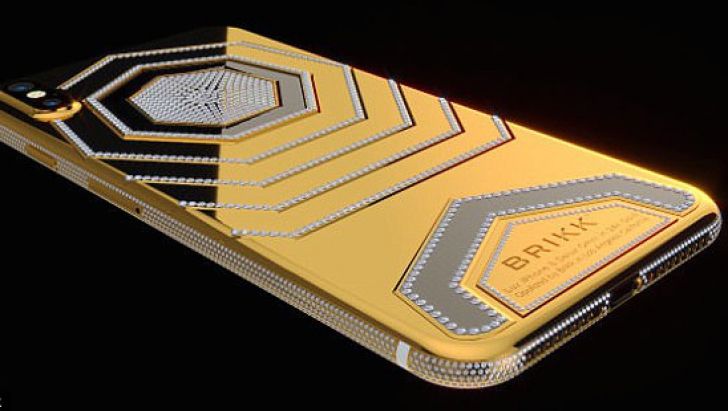 Designerii au creat imediat după evenimentul Apple mai multe versiuni aurite ale telefoanelor vedetă. Foto: brikk.com