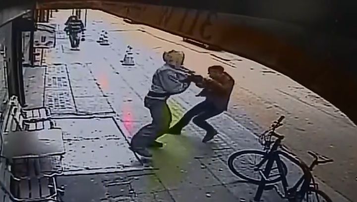 В Лос-Анджелесе хулиган толкнул случайного прохожего под колеса грузовика.