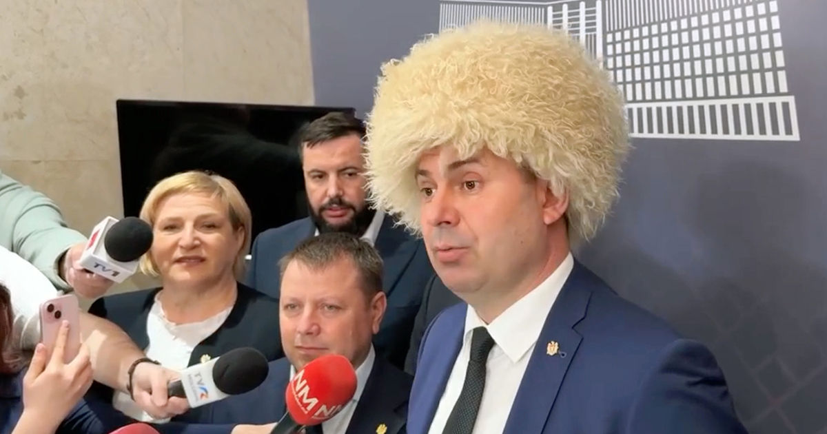 Costiuc a venit la ședința Parlamentului într-o papahă.