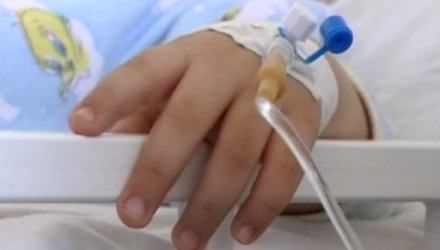 După mai bine de patru ore de somn, părintii au observat că fata nu se mai trezește şi au chemat ambulanța.