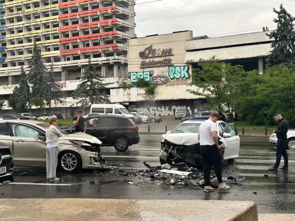 Момент ДТП в Кишиневе попал на камеру видеорегистратора.