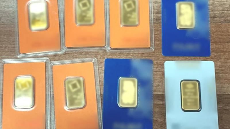 Сотрудник почты и трое сообщников, подозреваемых в деле о контрабанде золота из США, остаются за решеткой.