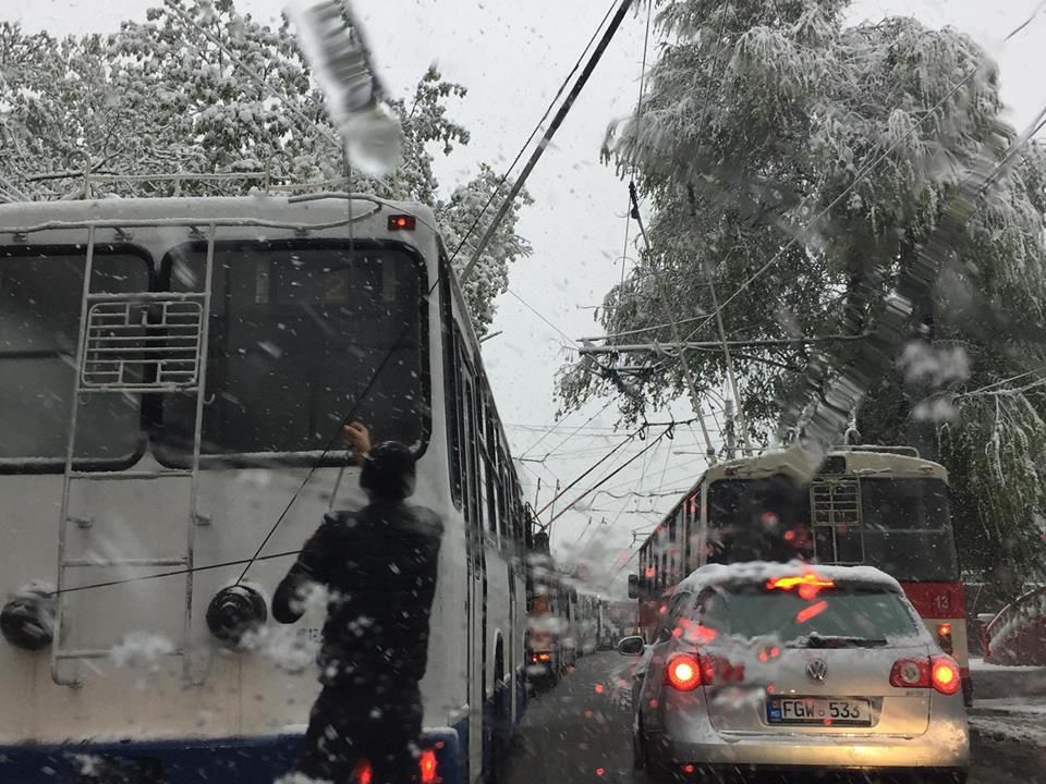 InfoTrafic 16:00: Zăpada și ghețuș. Străzi pe care se circulă greu