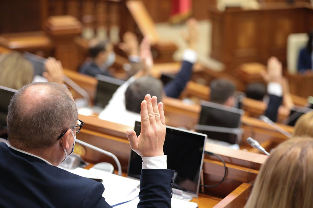 Принят закон о токовании статей, касающихся деятельности банков.