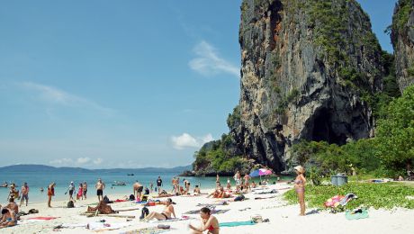 O vacanţă petrecută peste hotare se poate dovedi stresantă pentru turiştii care nu sunt puşi la curent cu interdicţiile vestimentare locale.