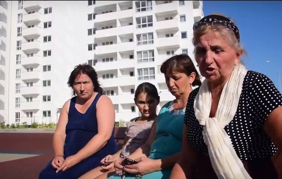 По словам немногочисленных жителей, воры снимают и уносят не только батареи, но и унитазы.