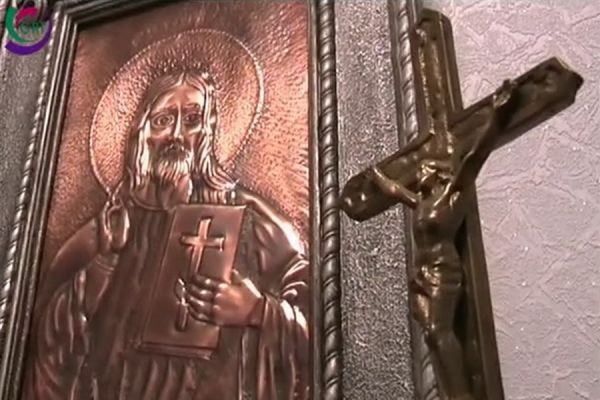 При изготовлении икон из меди мастер использует старинные методы обработки.