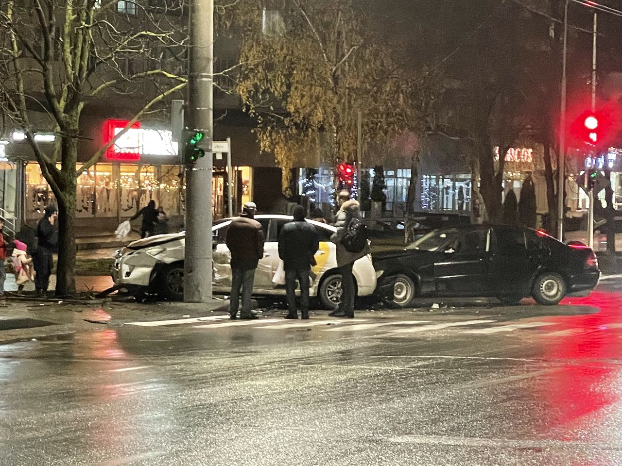 На Рышкановке такси врезалось в столб.