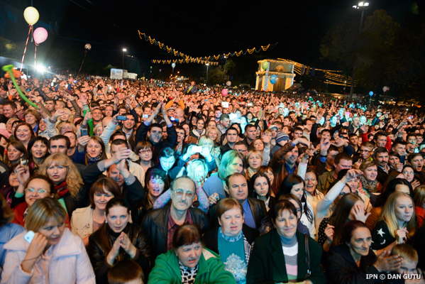 Joi, în premieră pe scena din Piaţa Marii Adunări Naţionale vor urca împreună cunoscuţii artişti ruşi Filip Kirkorov, Laima Vaikule, Nicolai Baskov și Maxim Galkin.