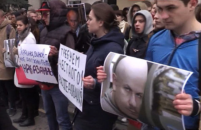 Участники акции возложили цветы и зажгли свечи в память о погибших журналистах.