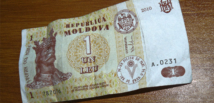 Leul se depreciază în raport cu moneda unică europeană.