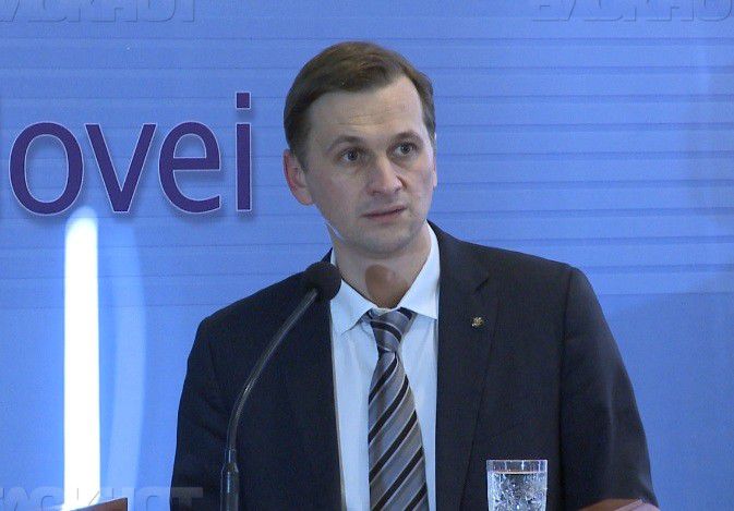 До сих пор не была принята отставка Дрэгуцану, хотя он подал в нее еще в сентябре.