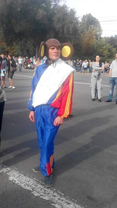 Un personaj ironic i-a amuzat ieri pe polițiști la protestul din centrul capitalei. Foto: kankan.md