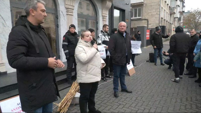 PSRM protestează în fața clădirii ANRE.