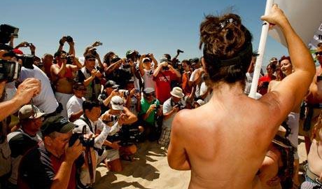Protest fără perdea în Brazilia. Zeci de tinere voluptuoase au alungat orice inhibiţie pe una dintre plajele însorite din Rio de Janeiro şi şi-au dezgolit cu mândrie sânii.
