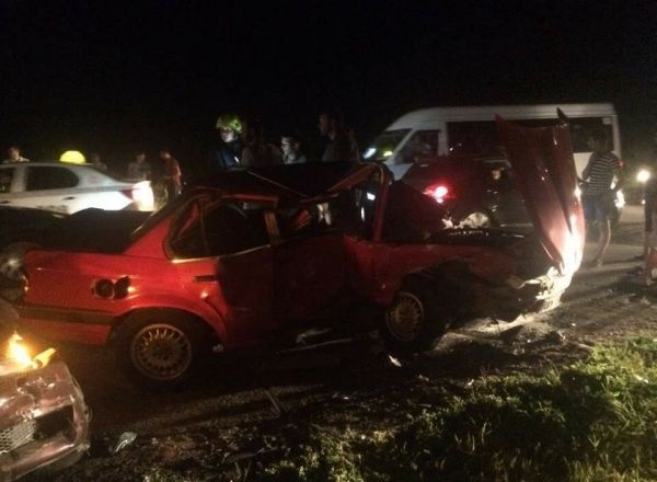 Un BMW a fost facut praf in urma impactului, iar o persoana a ajuns la spital. 