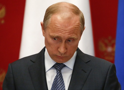По мнению обозревателя, Путин через вымышленные истории о родителях "вбивает" в головы россиян советскую пропаганду.