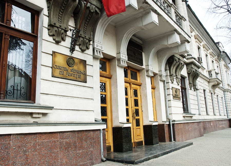 Actualmente, învinuitul se află în izolatorul de detenţie preventivă al CNA.