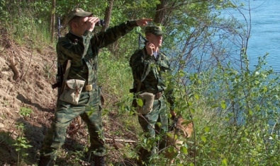 Doi bărbați au fost reținuți de polițiștii de frontieră în timp ce încercau să treacă ilegal râul Prut.