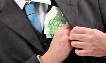 Promisiuni pe bani. Un avocat din Capitală, reţinut de CNA. Foto: capital.ro