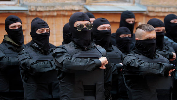 В селе Бадовка боевики "Правого сектора" крепкого телосложения срезали дверные замки и ворвались в храм.