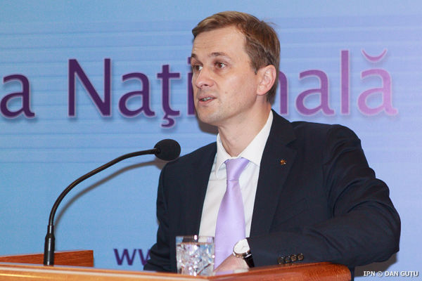 Dorin Drăguţanu a declarat în cadrul aceleaşi emisiuni că a încercat de mai multe ori să atenţioneze conducerea statului despre neregulile din sectorul financiar-bancar şi să ceară împuterniciri suplimentare.
