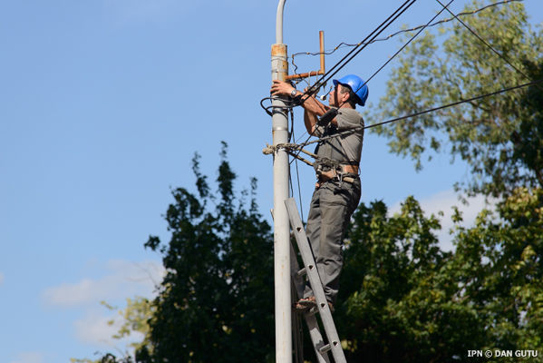 Cablurile instalate abuziv pe bulevardul Ștefan cel Mare, demontate
