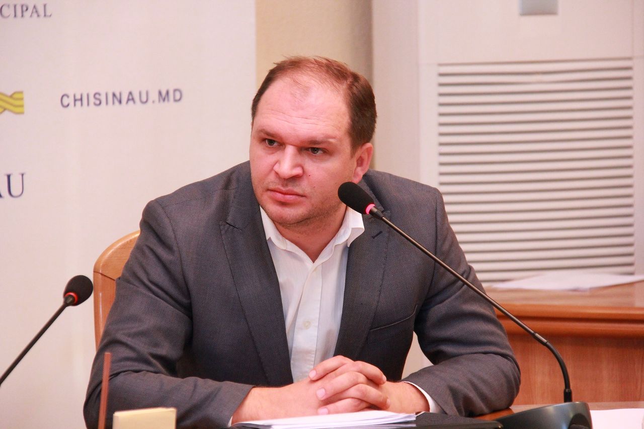 Ion Ceban, susține că responsabil de nesalubrizarea orașului Chișinău se face Partidul Liberal și l-a îndemnat pe președintele liberalilor „să-și ia gunoiul din Primărie și din oraș”. 