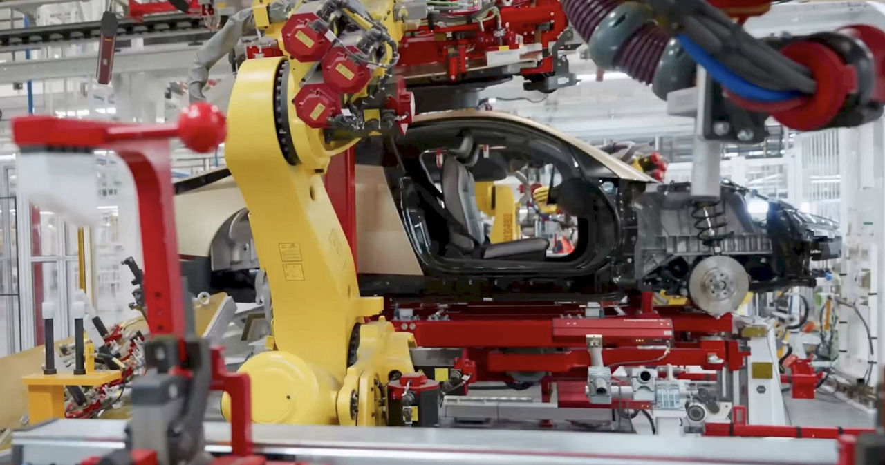 Tesla начала производство беспилотных авто, однако не может их продавать.