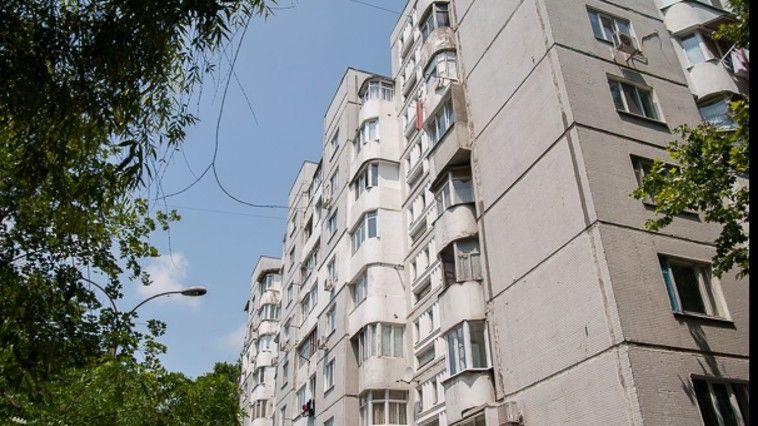 На Ботанике мужчина упал с шестого этажа. Фото: deschide.md.