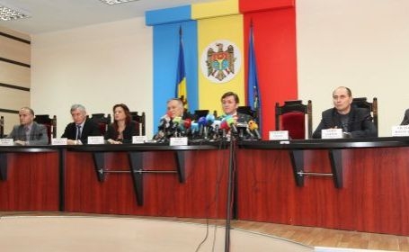 Doua partide au fost avertizate de catre Comisia Electorala Centrala. Este vorba despre Partidul Democrat si Partidul Liberal, ai caror candidati, desi suspendati din functie pe durata campaniei, si-au folosit posturile in electorala.