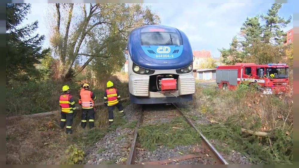 Ураган в Чехии оставил около 300 000 домов без электричества.