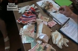 Изъятые у подозреваемого подростка вещи и деньги. Кадр съёмки: canalregional.md