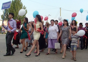В субботу в Комрате состоялся бал для гагаузских выпускников, в котором приняло участие 875 лицеистов со всего региона. 