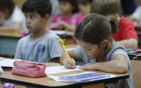 Ministerul Educaţiei susţine învaţărea a mai multor limbi concomitent.Foto:click.ro