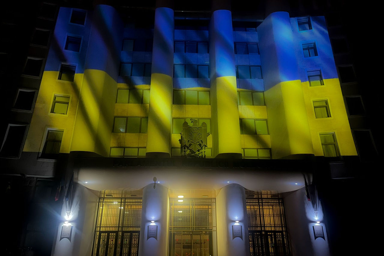 Clădirea Parlamentului, iluminată în culorile drapelului Ucrainei de Ziua Independenței.
