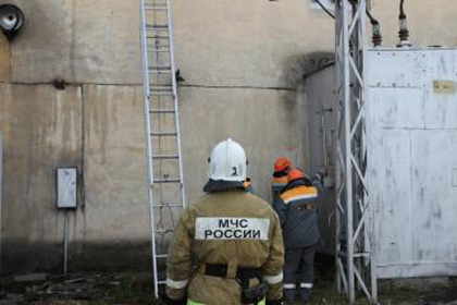 Энергетики восстанавливают электроснабжение на соцобъектах, обесточенных в результате аварии.