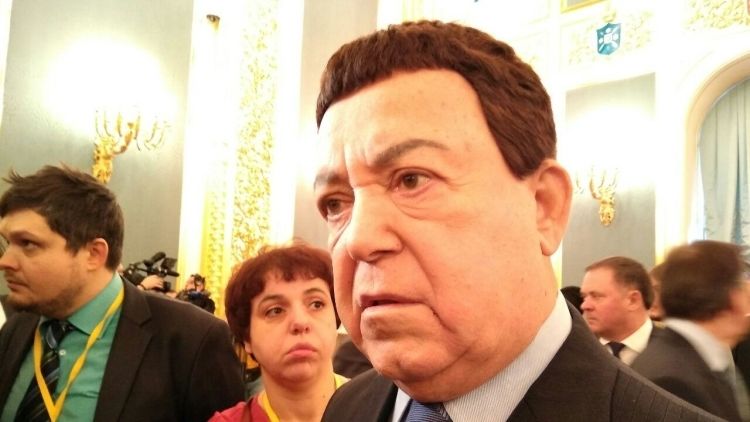 Кобзон также выразил свои искренние соболезнования и назвал произошедшее трагедией для культуры и армейской аудитории.