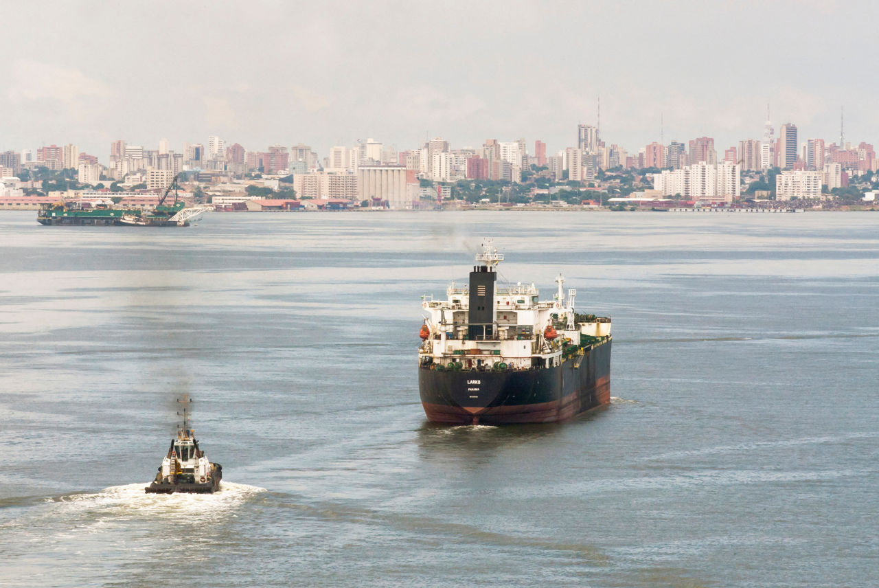 Трамп приказал полностью заблокировать подсанкционные нефтяные танкеры Венесуэлы.