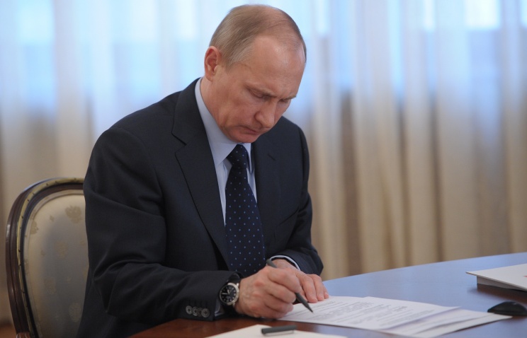 По словам президента, реабилитация также распространяется на все народы, которые пострадали во время сталинских репрессий.