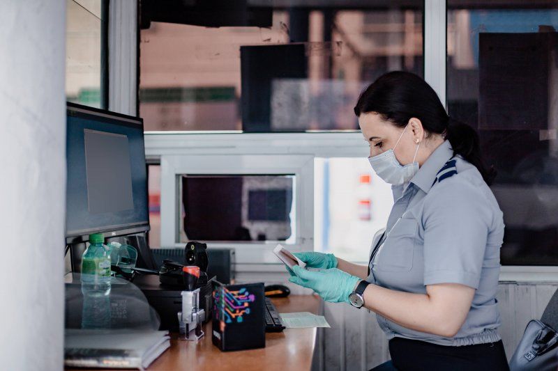 Двое граждан попались с поддельными документами на границе. Фото: aif.md.