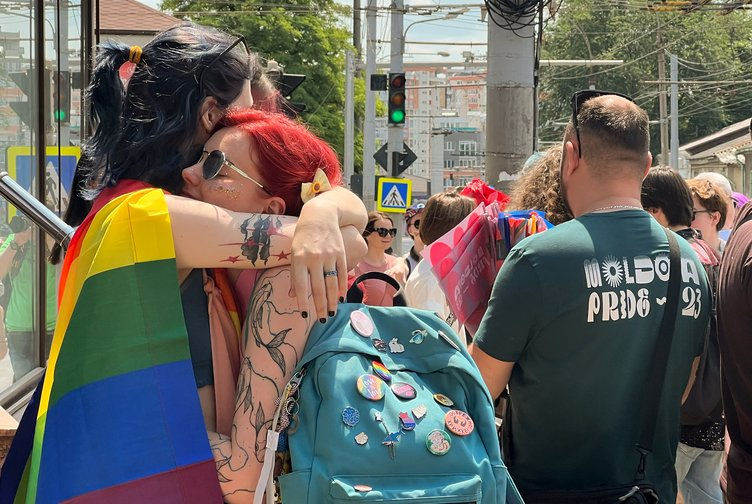 Doi TikTokerii moldoveni, amendaţi după ce ar fi jignit marşul LGBTQ+.
