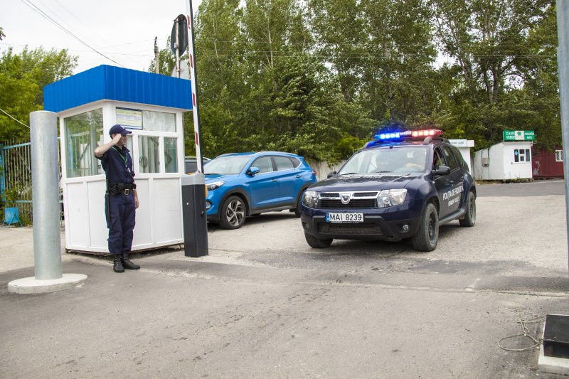 Прибыв в пункты пропуска, проявите понимание, терпение и дисциплину.