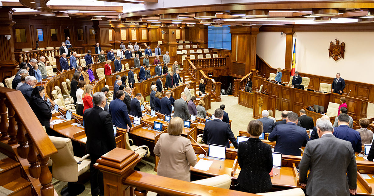 Minut de reculegere, ținut în Parlament în memoria victimelor războiului din Ucraina.