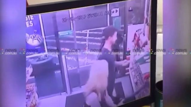 На записи 24-летняя австралийка внезапно начинает бить топором по голове мужчину, стоящего перед ней в очереди. 