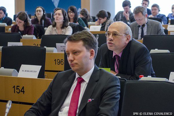 Депутаты отметили, что из-за «мошенничества в гигантских масштабах, и громких скандалов, связанных с коррупцией, доверие граждан к так называемым проевропейским политическим партиям было подорвано». Фото: ipn.md