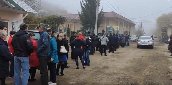 На избирательных участках в Резине образовались очереди.
