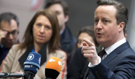 Cameron a precizat că decizia sa de a îngheţa salariile miniştrilor face parte din politica sa privind „O singură naţiune”, menită să combată deficitul şi să facă din Marea Britanie o ţară în care „toţi oamenii care muncesc din greu se pot descurca”.