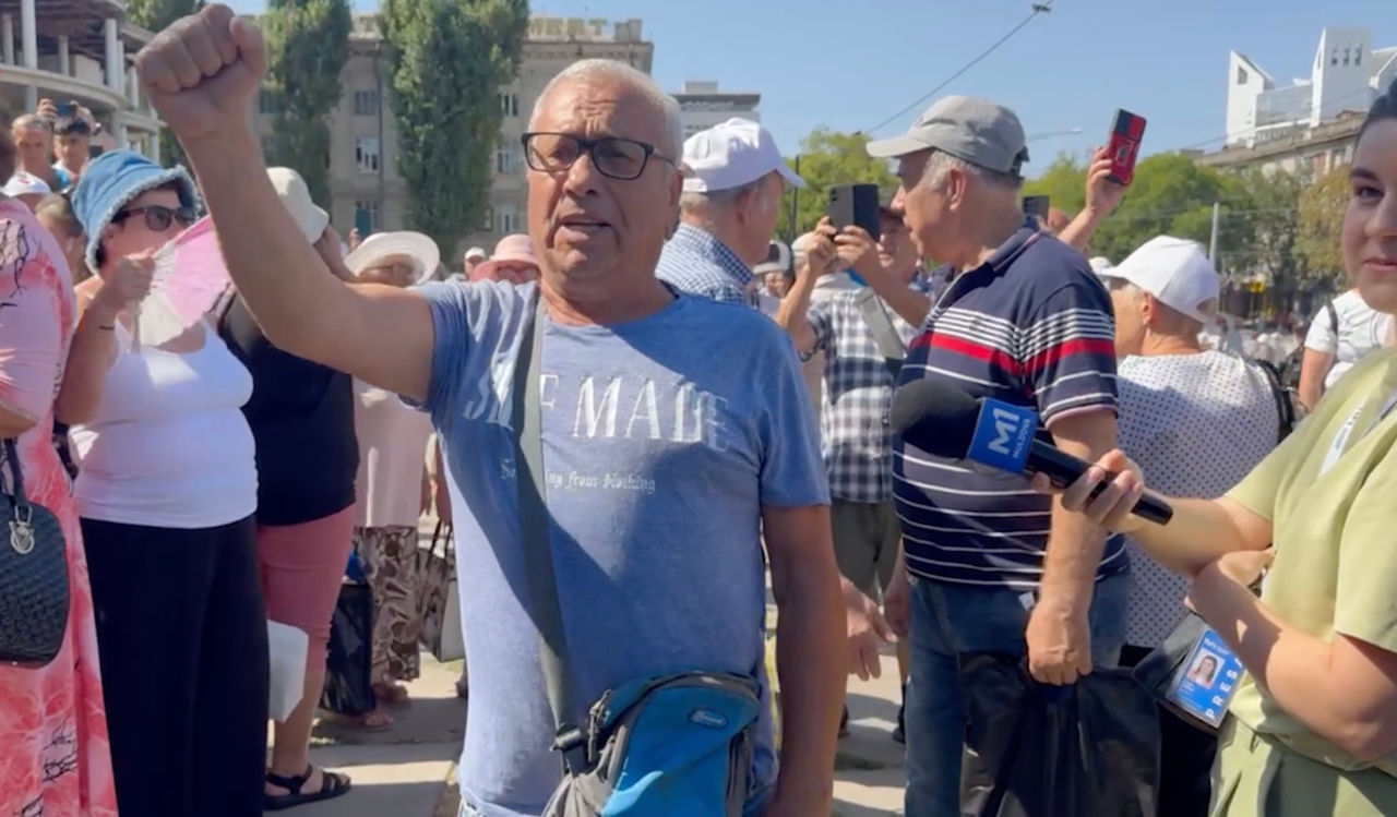 Susținătorii Blocului Victorie, adunați la protest: Cântece rusești și trandafiri albi.