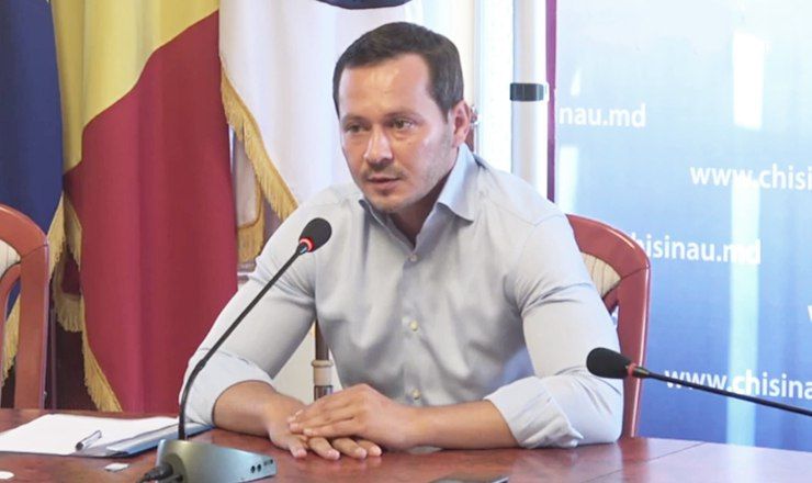 Врио мэра говорит, что из-за спекуляций внимание общественности было отвлечено от нескольких важных проектов. 